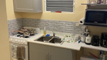 Een koelkast, een magnetron, een oven, een kookplaat