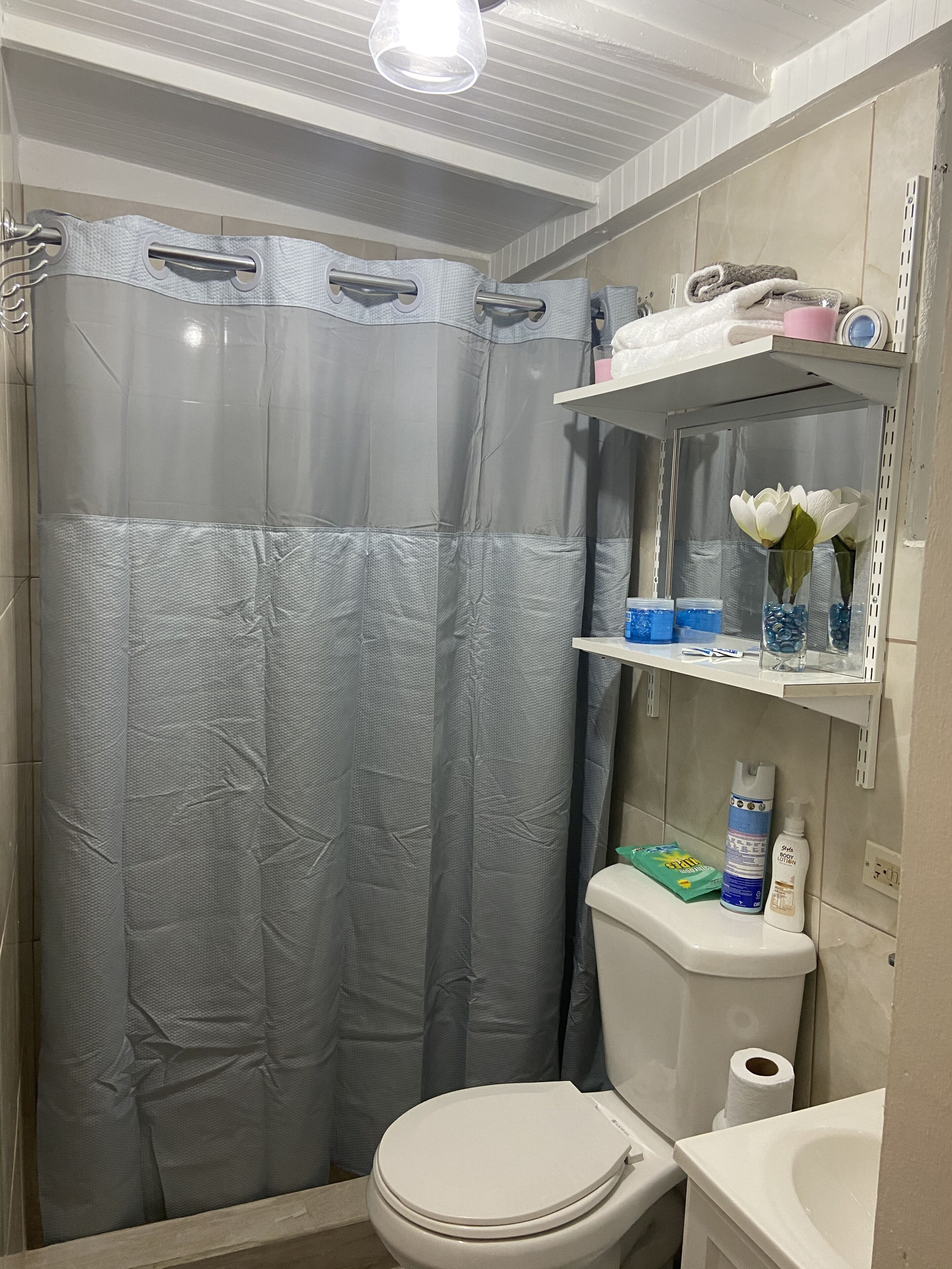Een douche, een haardroger, handdoeken