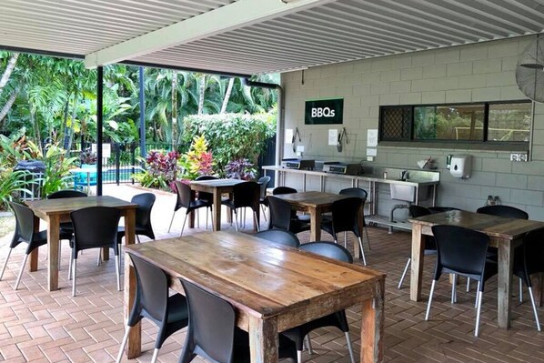 Outdoor dining - Affordable tropical stay with all meals - 1 bedroom unit (Smithfield)
