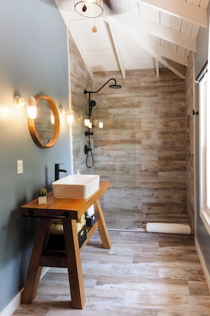 Shower, towels, toilet paper - Bayside Breeze-Salt Pool, West End (West End)