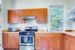 Fridge, oven, stovetop, coffee/tea maker