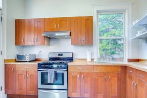 Fridge, oven, stovetop, coffee/tea maker