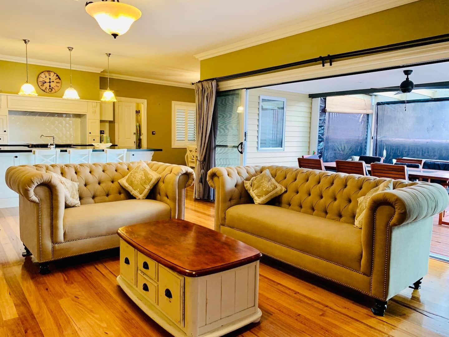 Smart-TV, peis, DVD-spiller og bøker