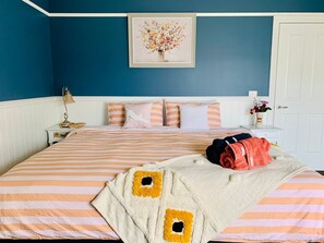 4 dormitoris, escriptori, cortines opaques i planxa i posts de planxar 