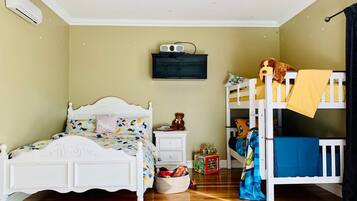 4 slaapkamers, een bureau, verduisterende gordijnen