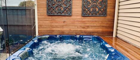 Tina de hidromasaje al aire libre