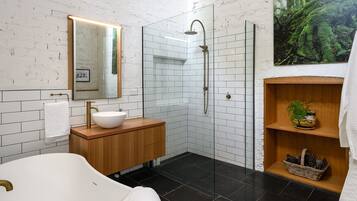 Deluxe House | Bilik Mandi | Pancuran mandi, pengering rambut, jubah mandi, lantai dipanaskan