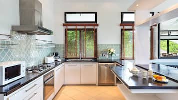 Villa, 4 chambres | Cuisine privée | Grand réfrigérateur, micro-ondes, four, plaque de cuisson