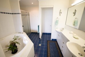 Badewanne, Whirlpool, Haartrockner, Handtücher