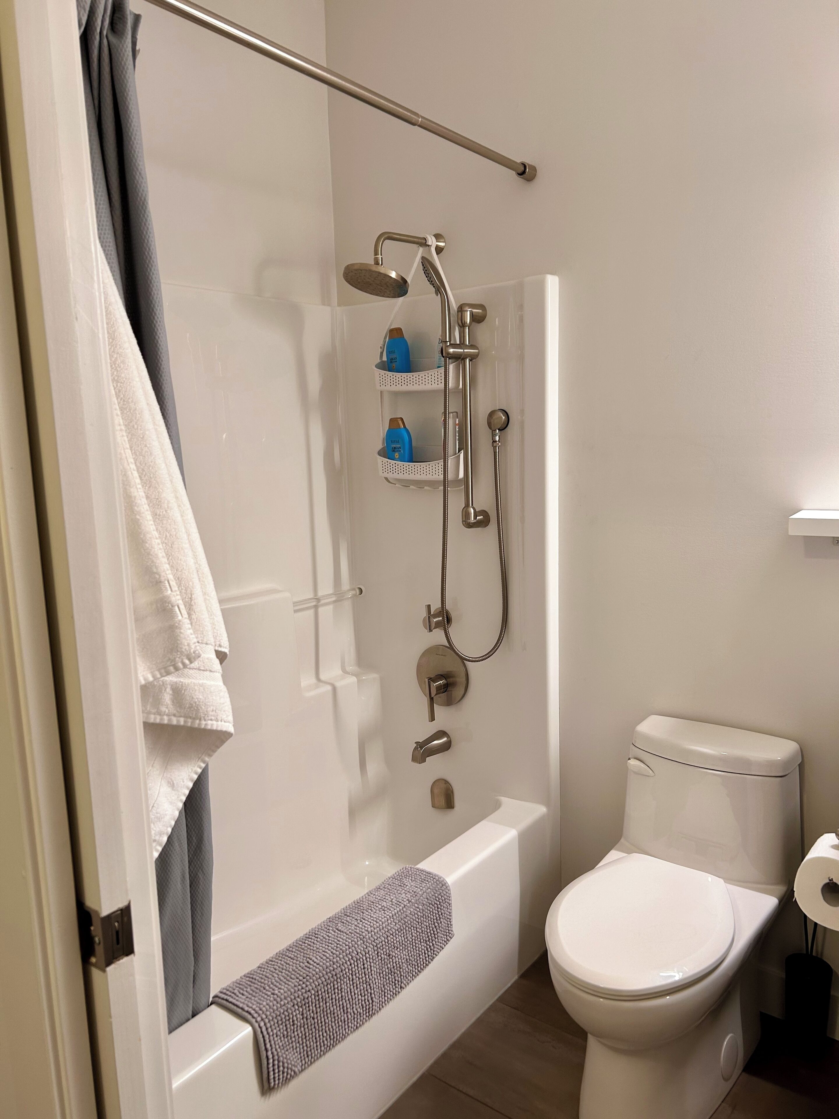 Ensemble douche/baignoire, sèche-cheveux, serviettes fournies, savon