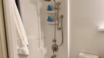Ensemble douche/baignoire, sèche-cheveux, serviettes fournies, savon