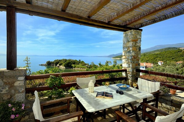 Outdoor dining - Villa Anthyllion in Lefokastro # apartment Anemone (Lefokastro)