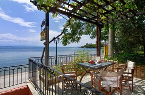 Outdoor dining - House in Lefokastro - in front of the beach + Wi-Fi #1 (Lefokastro)