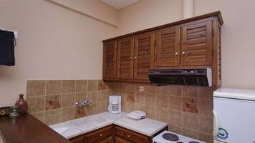 Fridge, coffee/tea maker, toaster, cookware/dishes/utensils