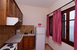 Réfrigérateur, cafetière/bouilloire, grille-pain