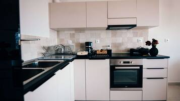 KylskÄp, mikrovÄgsugn, kaffe- och tebryggare och brödrost