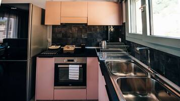 Een koelkast, een magnetron, een koffiezetapparaat/waterkoker