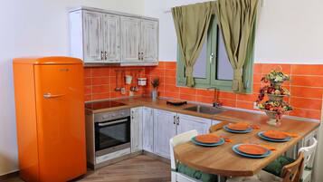 KylskÄp, kaffe- och tebryggare och grytor/köksredskap