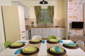 Fridge, coffee/tea maker, toaster, highchair