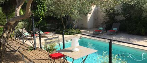 Una piscina al aire libre