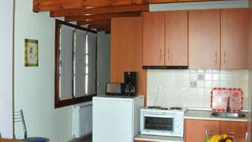 Frigorífic, cafetera i tetera, torradora i una taula de menjador