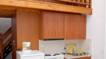 Refrigerador, cafetera y tetera, tostadora y utensilios de cocina