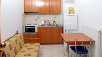 Réfrigérateur, cafetiÚre/bouilloire, grille-pain