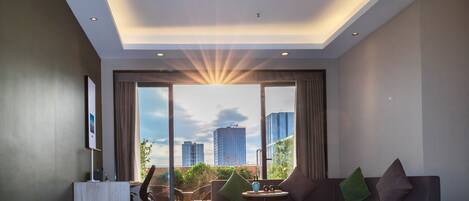 Executive Suite | Desk, free WiFi, bed sheets