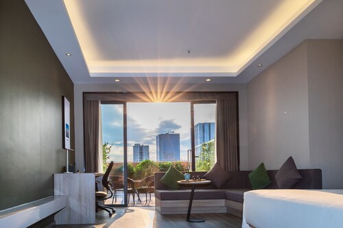 Green Oriental Hotel (Shenzhen Pinghu South China City Hehua subway station)