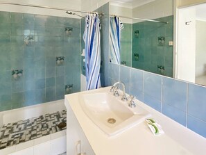 Shower - Alma Bay Holiday Unit 2-BOM (Arcadia)