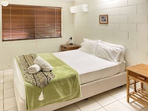 2 bedrooms, WiFi, bed sheets - Alma Bay Holiday Unit 4 (Arcadia)