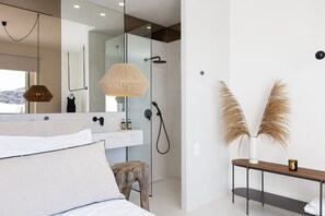 Combined shower/bathtub, eco-friendly toiletries, hair dryer, towels
