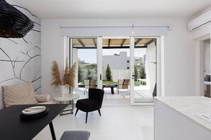 Smart TV, table football, stereo