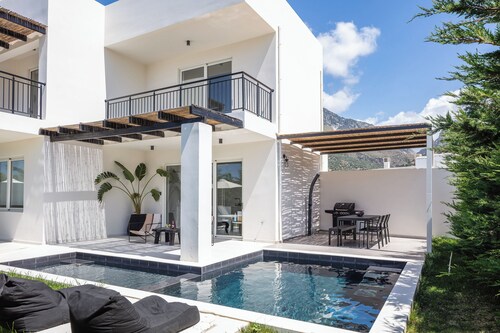 Modern brand new villa w/ Private Pool, Bbq facilities & 200m from the beach