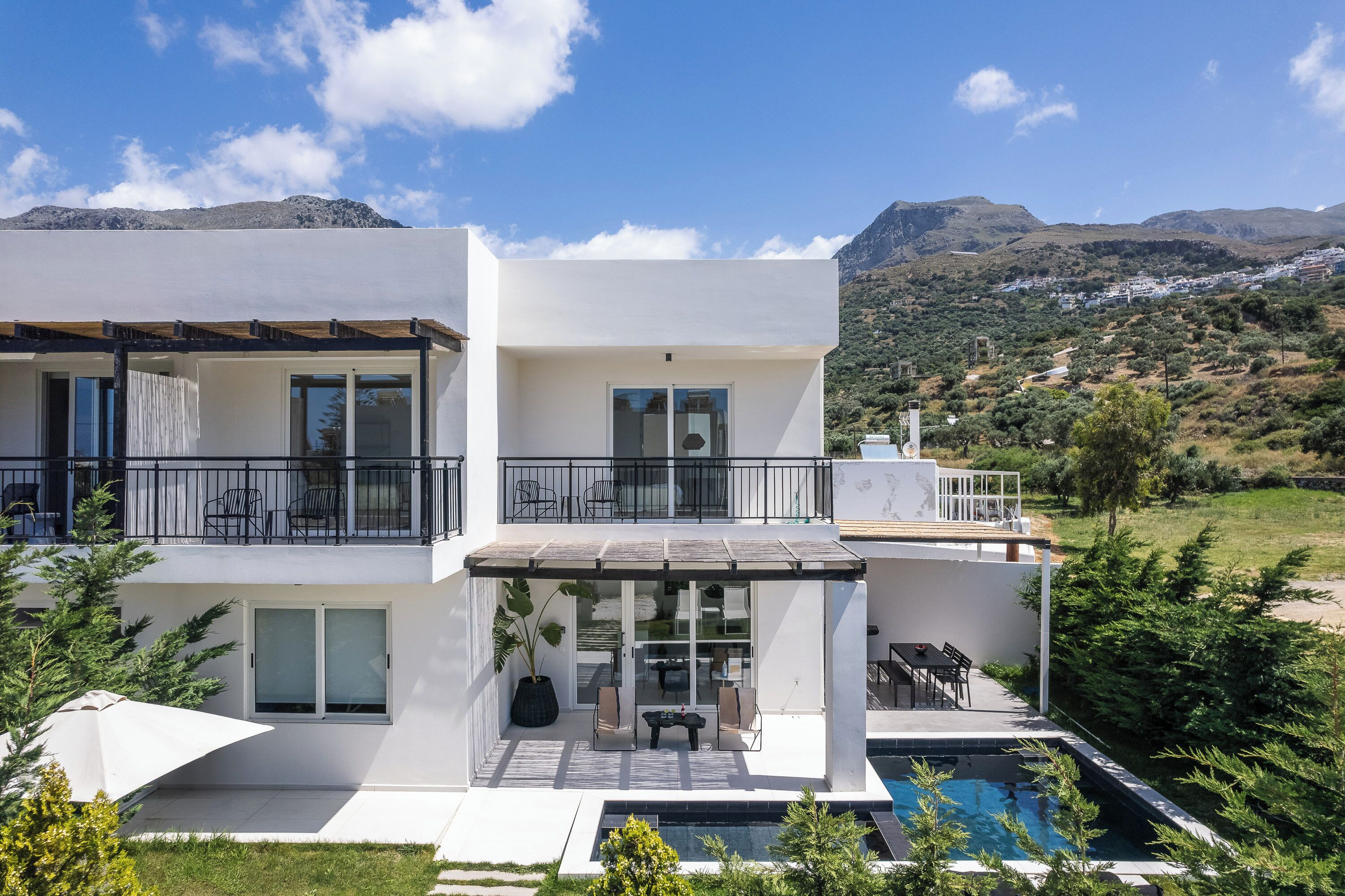 Modern brand new villa w/ Private Pool, Bbq facilities & 200m from the beach