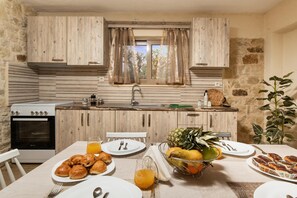Premium House | Private kitchen | Full-size fridge, oven, stovetop, coffee/tea maker
