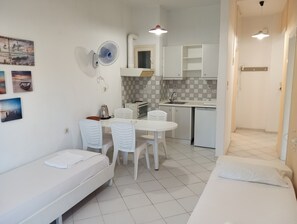 Departamento, 1 habitación, balcón | 2 habitaciones y tabla de planchar con plancha