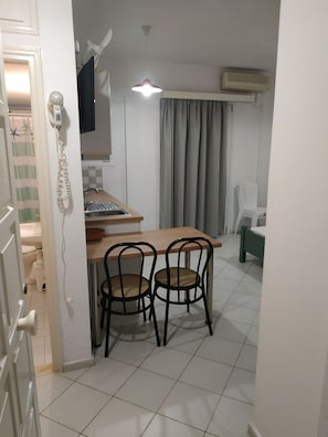 Studio, 1 chambre, patio | Intérieur
