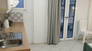 Estúdio, 1 quarto, varanda | Cozinha privada | Talheres/pratos/utensílios de cozinha