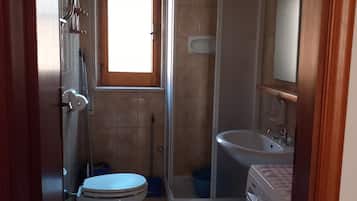 Apartment, 2 Bedrooms, Smoking, Balcony | Bathroom