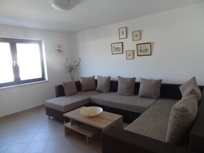 Apartment, 2 Bedrooms, Smoking, Patio | Lounge