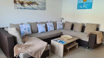 Apartamento, 2 quartos, para fumantes, sacada | Sala de estar | TV