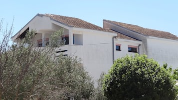 Apartment, 2 Bedrooms, Smoking, Balcony | Property entrance
