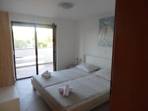 Departamento, 2 habitaciones, para fumadores, balcón | 3 habitaciones, tabla de planchar con plancha y ropa de cama 