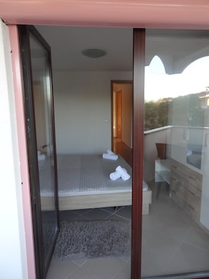 Departamento, 2 habitaciones, para fumadores, balcón | 3 habitaciones, tabla de planchar con plancha y ropa de cama 