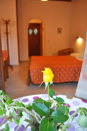 Ferienhaus, 1 Schlafzimmer, Raucher, Terrasse | 2 Schlafzimmer, Bügeleisen/Bügelbrett, Bettwäsche