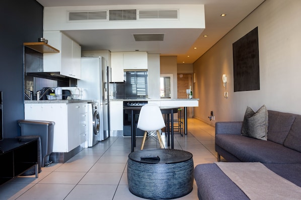 Appartement, 1 chambre, balcon, vue sur la ville | Aire de séjour | Téléviseur