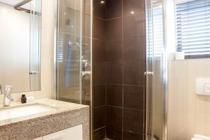 公寓, 1 間臥室, 陽台, 城市景觀 | 浴室 | 免費盥洗用品、吹風機