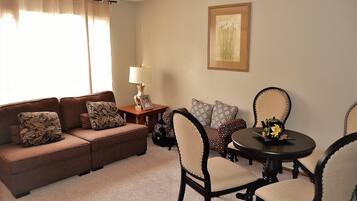 Apartment, 2 Bedrooms | Dining