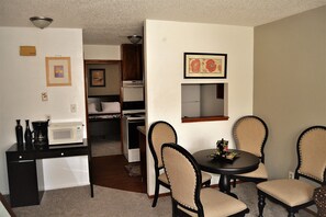 Apartment, 2 Bedrooms | Dining - A Perfect Retreat in Grand Forks (Grand Forks)